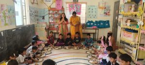 बच्चों संग बांटी जन्मदिन की खुशियां एक सेलिब्रेशन ऐसा भी आंगनबाड़ी केंद्र बैरन बाजार रायपुर में दिया गया न्योता भोज। 2 IMG 20251204 WA0146 1