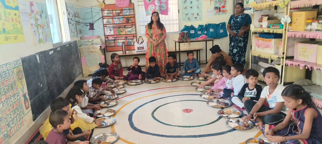 बच्चों संग बांटी जन्मदिन की खुशियां एक सेलिब्रेशन ऐसा भी आंगनबाड़ी केंद्र बैरन बाजार रायपुर में दिया गया न्योता भोज।