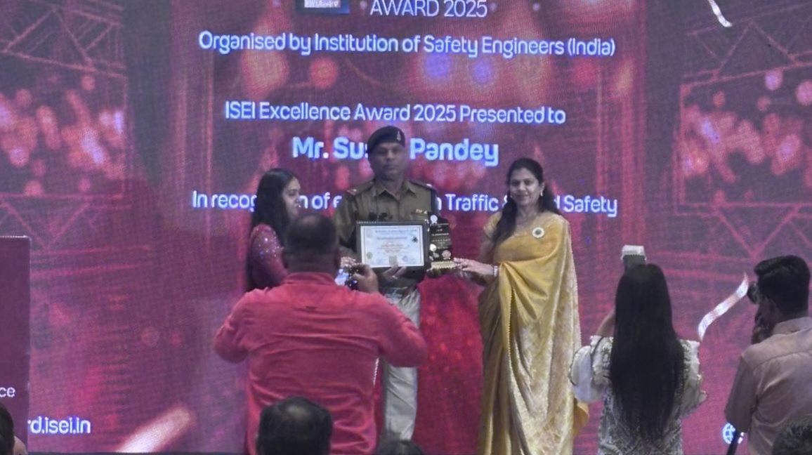  ISEI (Institution of Safety Engineers – India) द्वारा रायपुर में आयोजित कार्यक्रम में यातायात पुलिस दुर्ग को यातायात क्षेत्र में उत्कृष्ट कार्य हेतु सम्मानित किया गया