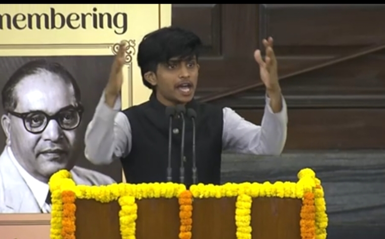 संविधान सदन में छत्तीसगढ़ की गूंज : उत्तर बस्तर कांकेर के युवा ने बाबासाहेब पर दिया शानदार भाषण, मंत्रमुग्ध हुए लोकसभा अध्यक्ष 